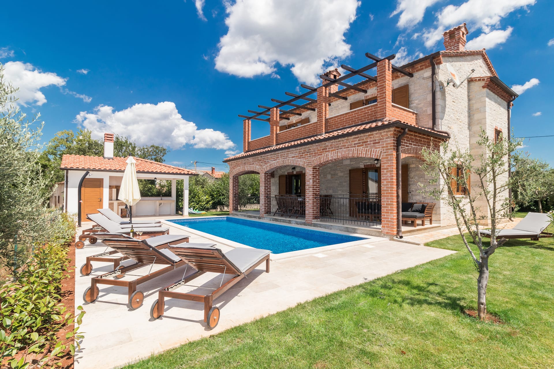 Villa Ingrid and its private swimming pool in the Istrian sunshine
