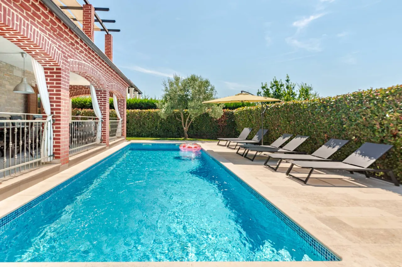 Der private Pool und die Sonnenterrasse