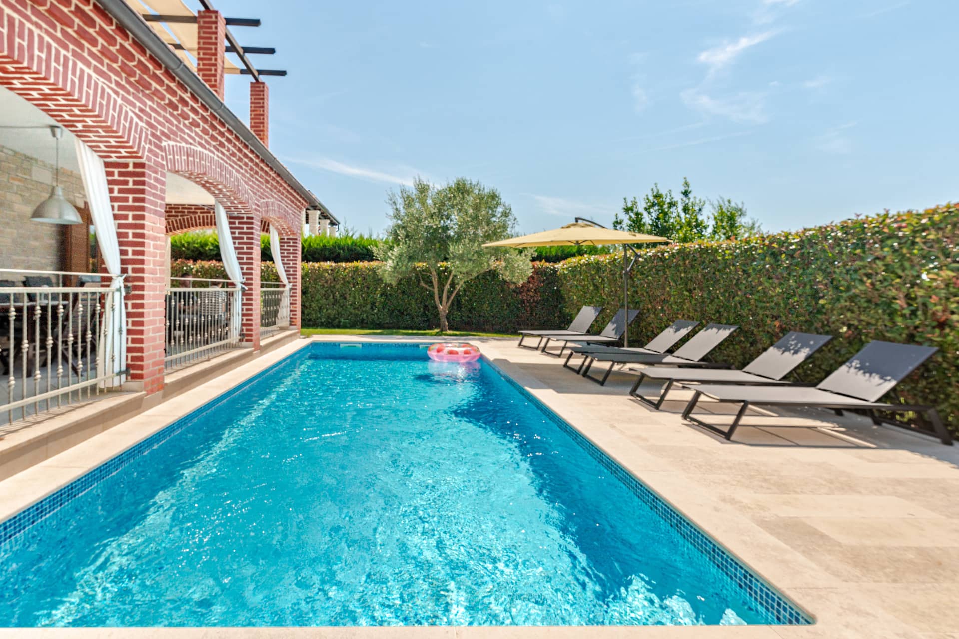 The private pool and sun terrace